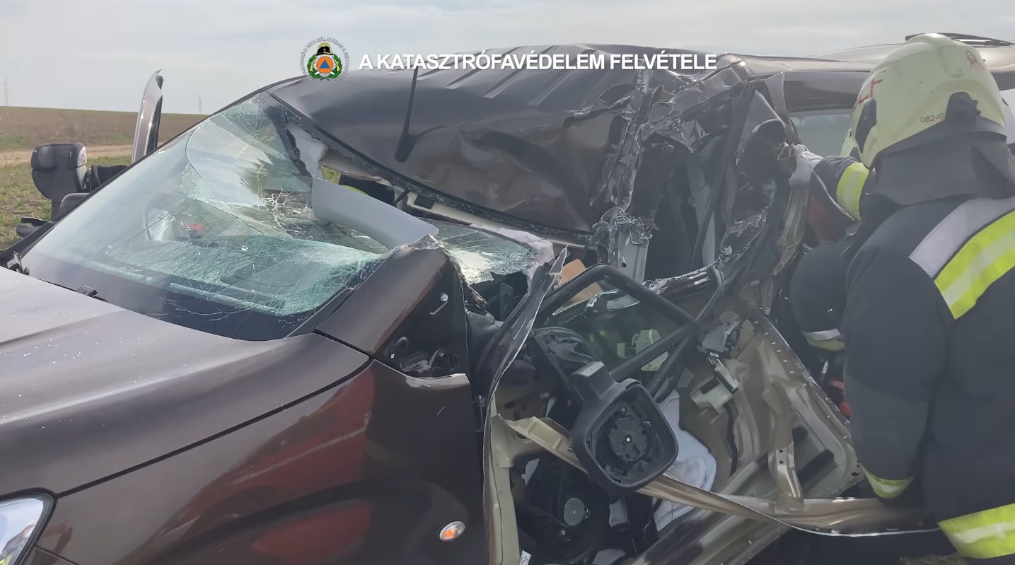 Így szabadították ki a beszorult sérültet a fehérvári tűzoltók